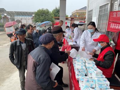 市皮防所黨員志愿者 健康義診進鄉村，麻風防治人人知，營養健康咨詢暖人心